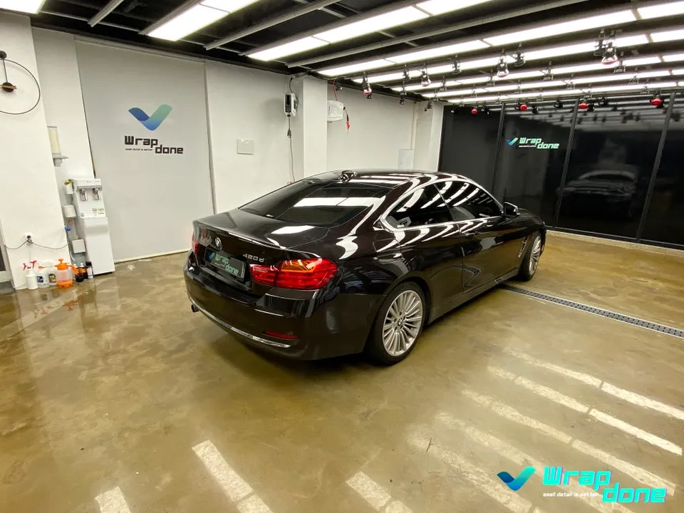 BMW 4 Seriesのカーラッピング事例|クロームメッキのブラックアウト 施工写真 3-1