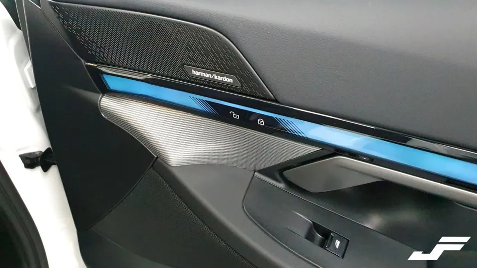 BMW 5 Series G60の室内カーラッピング事例 施工写真 1-2