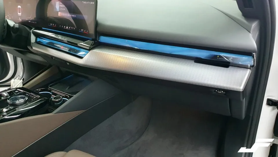 BMW 5 Series G60の室内カーラッピング事例 施工写真 2-2