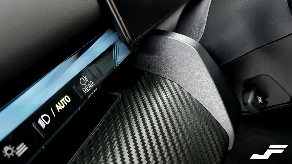 BMW 5 Series G60の室内カーラッピング事例 施工写真 1-3