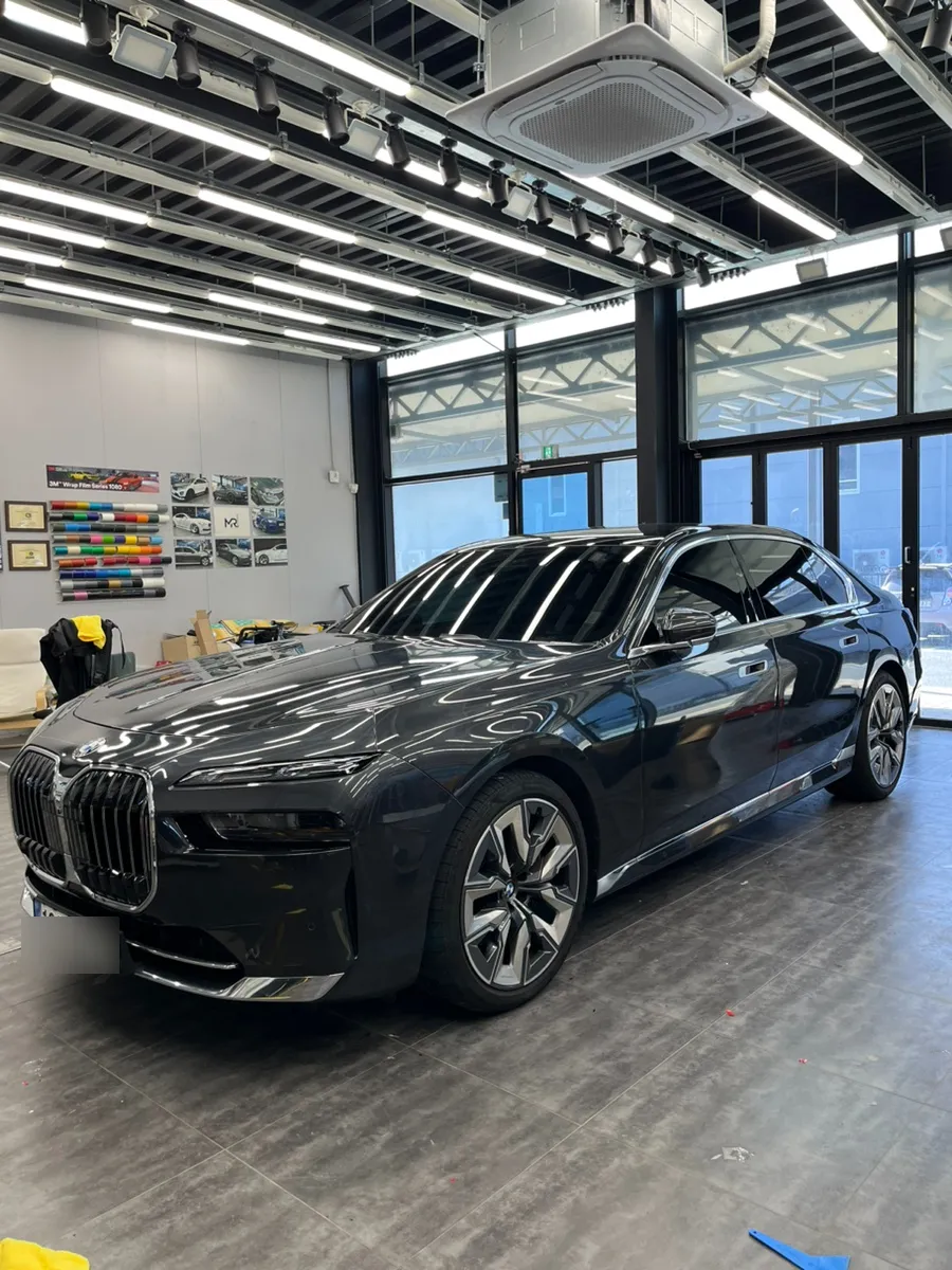 BMW 7 Series G11/G12のカーラッピング事例|費用目安・仕上がり 施工写真 2-1
