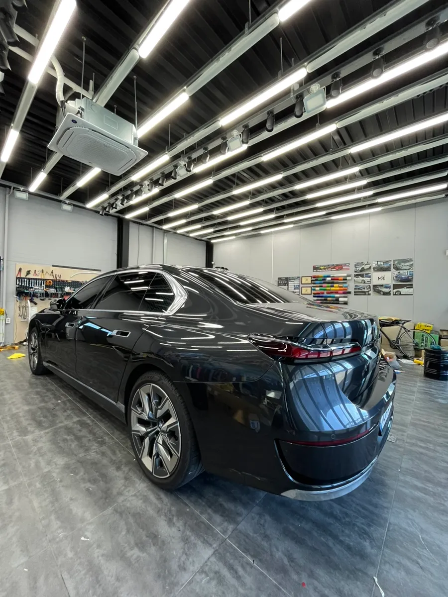 BMW 7 Series G11/G12のカーラッピング事例|費用目安・仕上がり 施工写真 3-1
