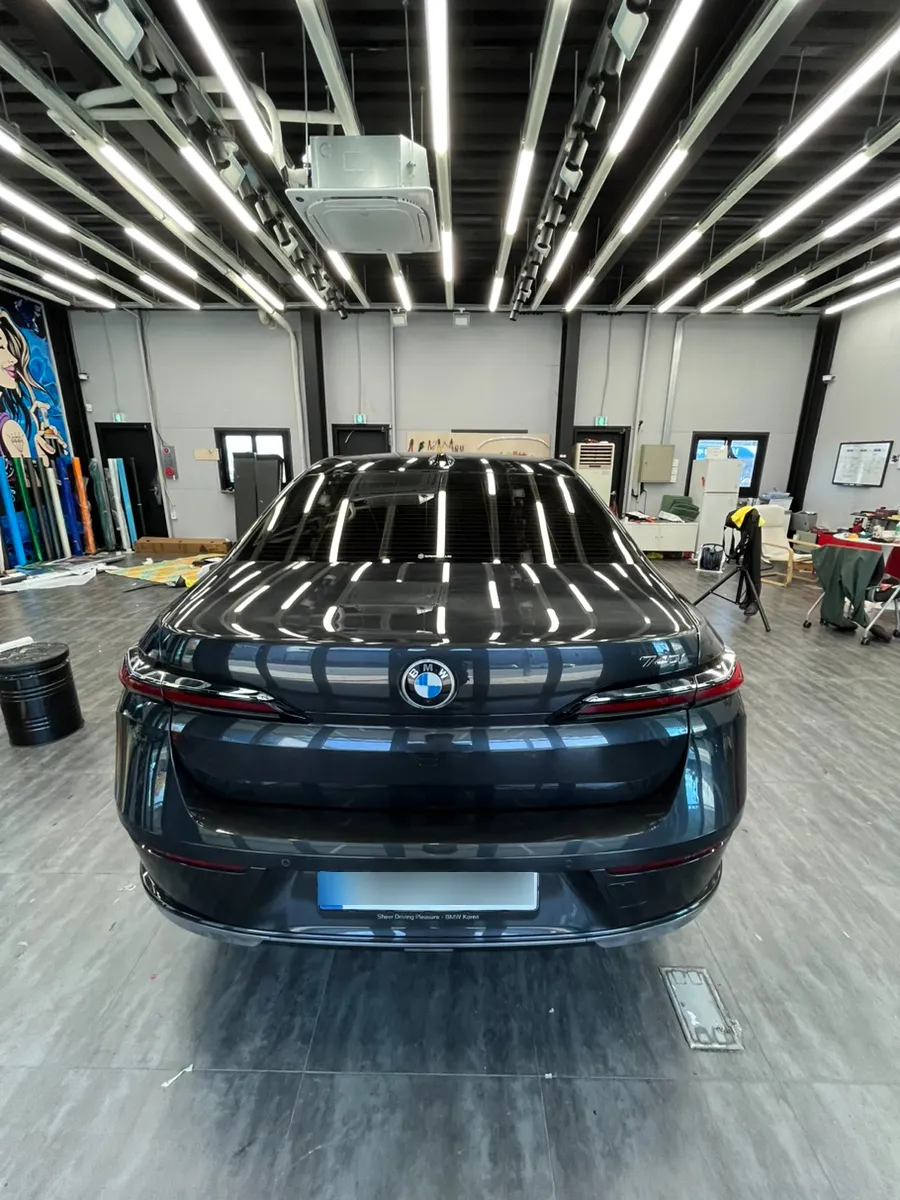 BMW 7 Series G11/G12のカーラッピング事例|費用目安・仕上がり 施工写真 1-2