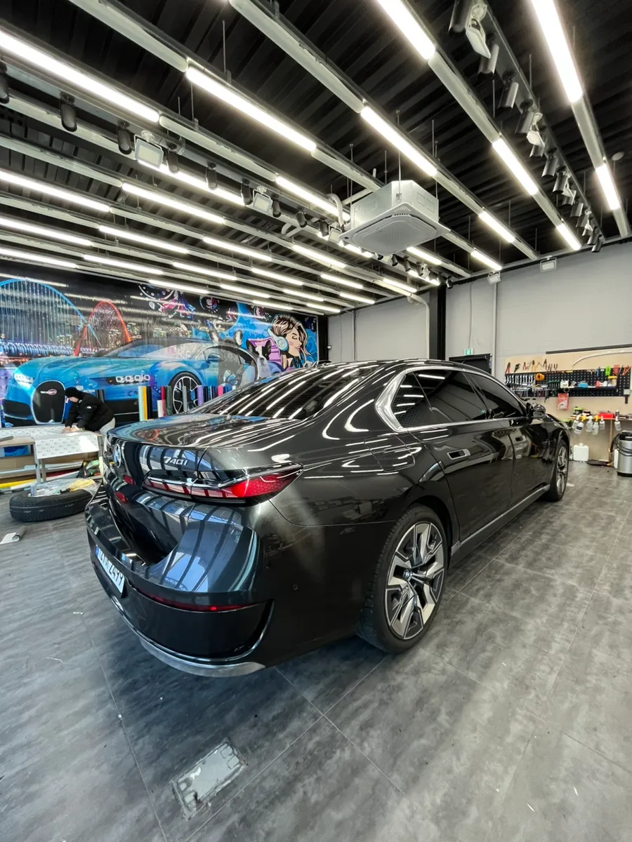 BMW 7 Series G11/G12のカーラッピング事例|費用目安・仕上がり 施工写真 2-2