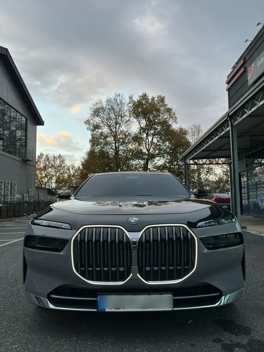 BMW 7 Series G11/G12のカーラッピング事例|費用目安・仕上がり 施工写真 3-2
