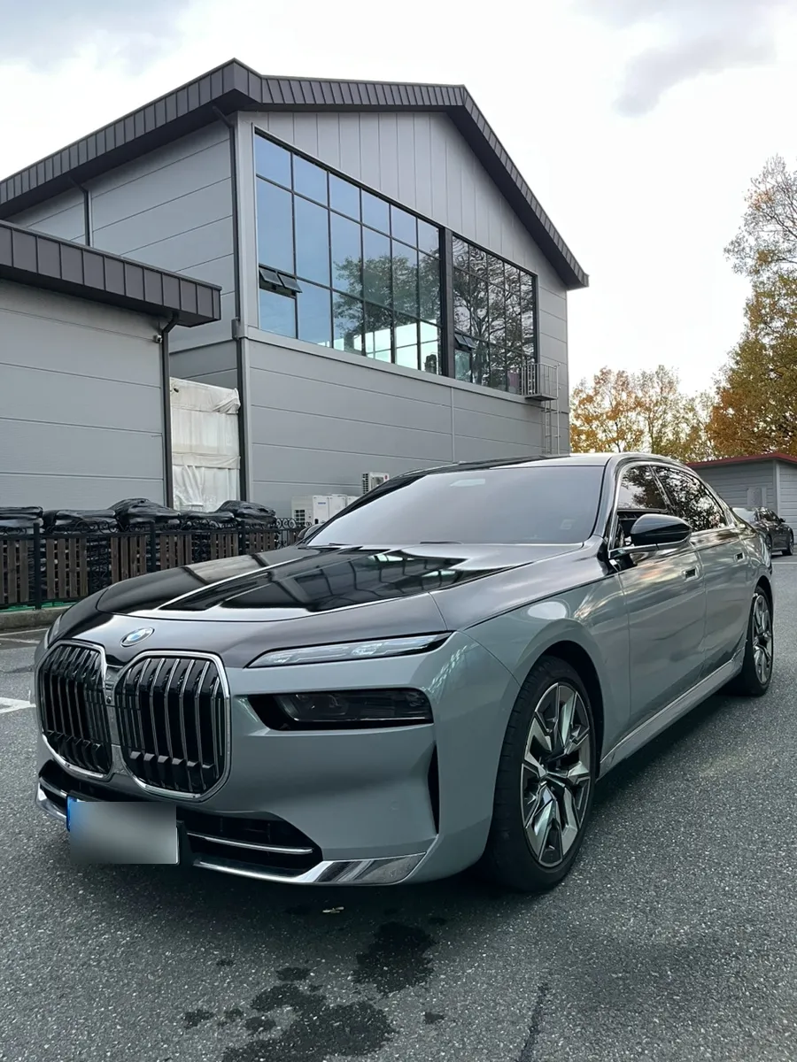 BMW 7 Series G11/G12のカーラッピング事例|費用目安・仕上がり 施工写真 1-3