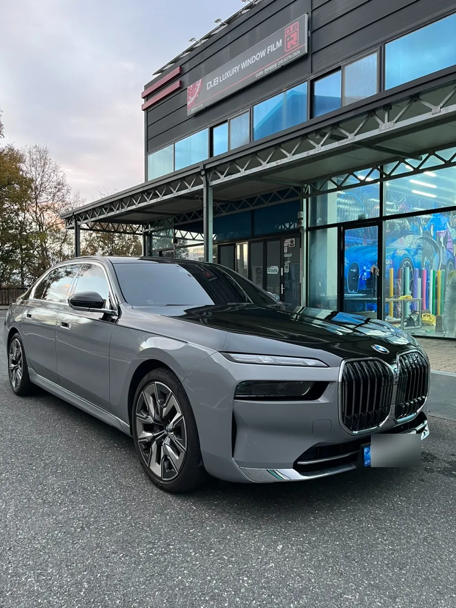 BMW 7 Series G11/G12のカーラッピング事例|費用目安・仕上がり 施工写真 2-3