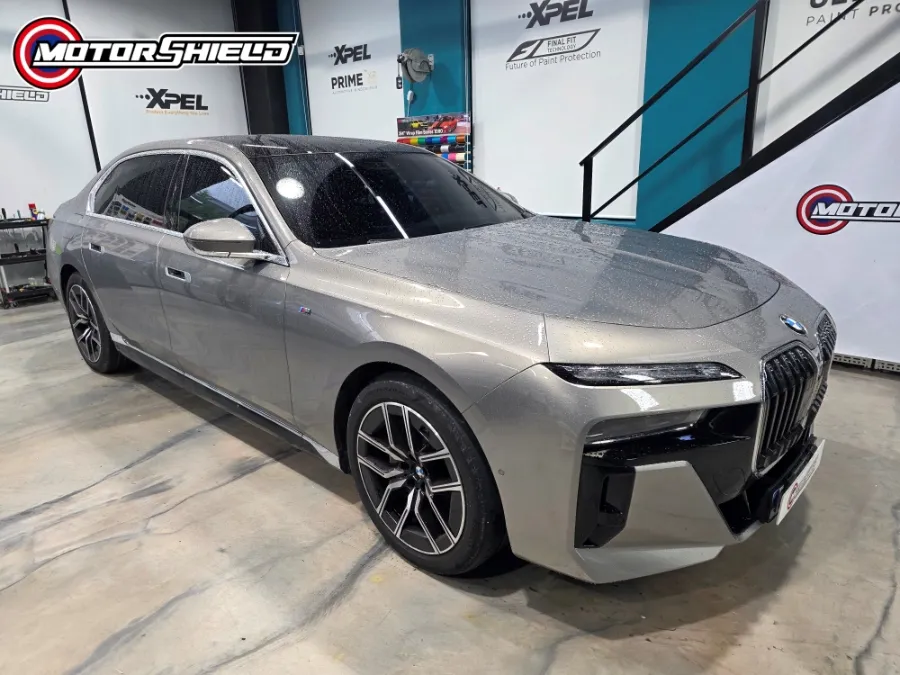 BMW 7 Seriesのカーラッピング事例｜費用目安・仕上がり 施工写真 1-2