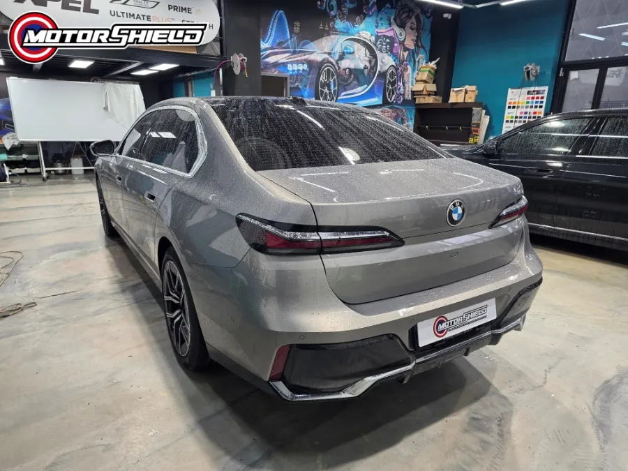 BMW 7 Seriesのカーラッピング事例｜費用目安・仕上がり 施工写真 3-2