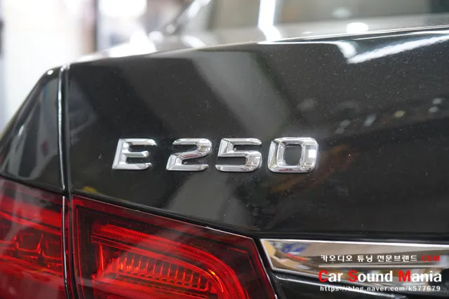 Mercedes-Benz Eクラスのドラレコ取付事例｜QHD高画質 写真