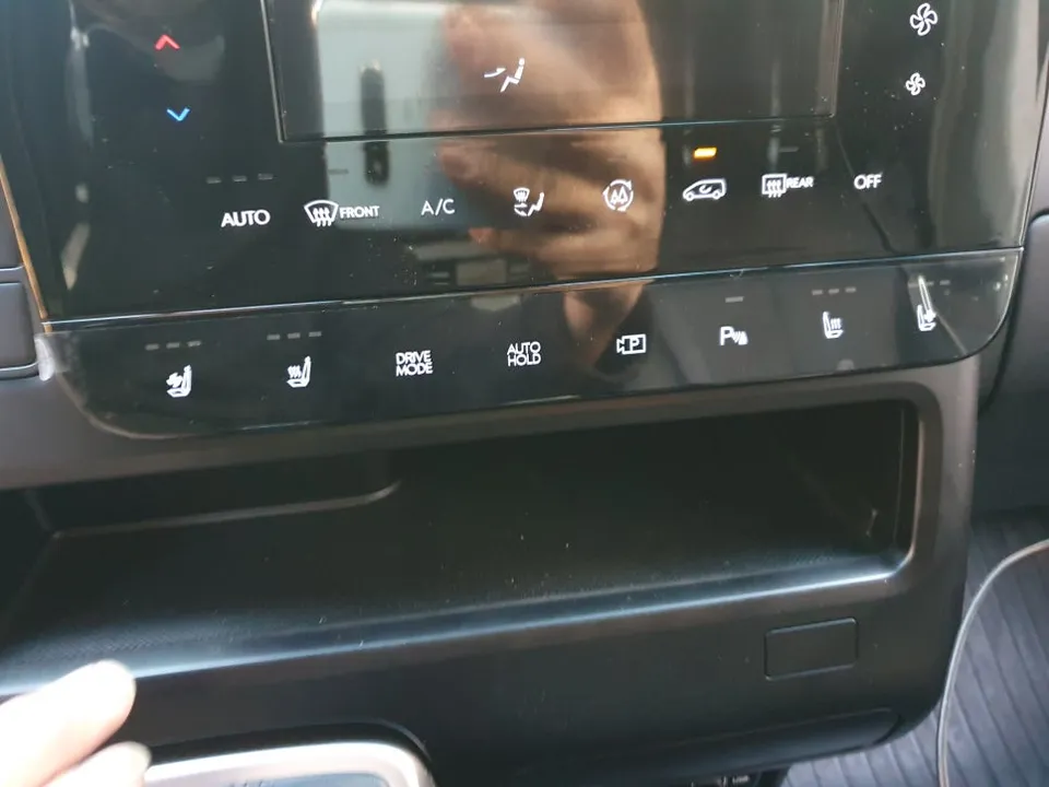 Hyundai Stariaのドライブレコーダー取付事例 施工写真 4-2
