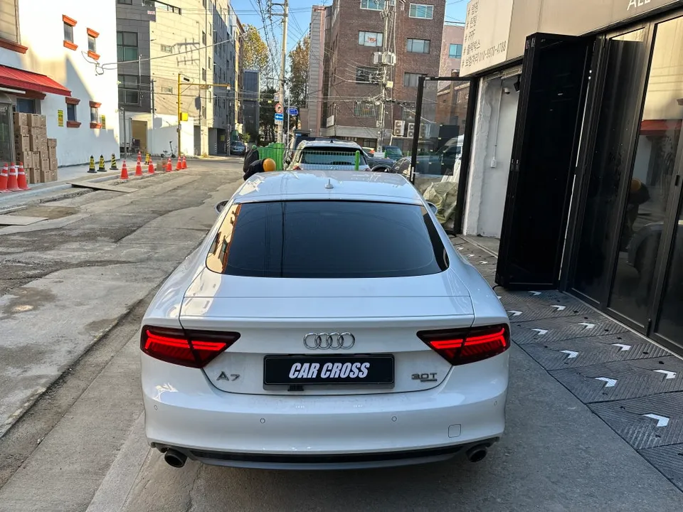 Audi A7のカーラッピング事例|内装カスタムで高級感を向上 施工写真 2-1