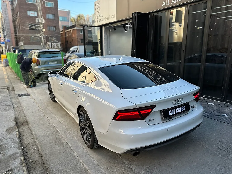 Audi A7のカーラッピング事例|内装カスタムで高級感を向上 施工写真 3-1