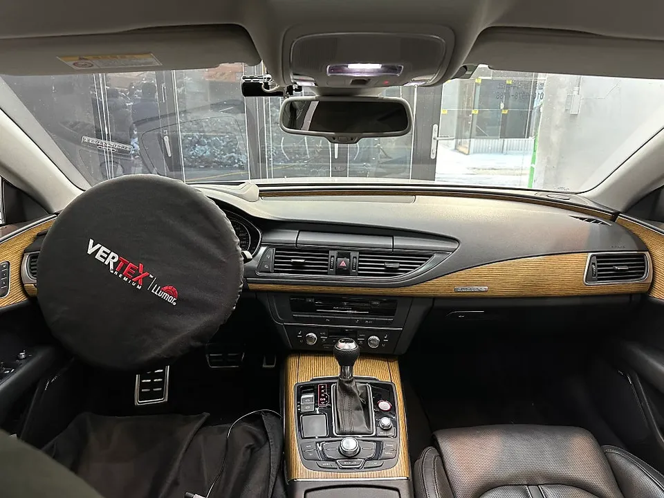 Audi A7のカーラッピング事例|内装カスタムで高級感を向上 施工写真 1-2