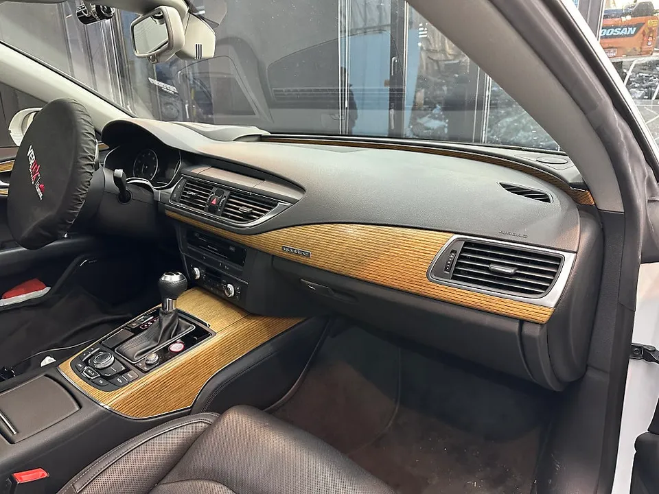 Audi A7のカーラッピング事例|内装カスタムで高級感を向上 施工写真 2-3