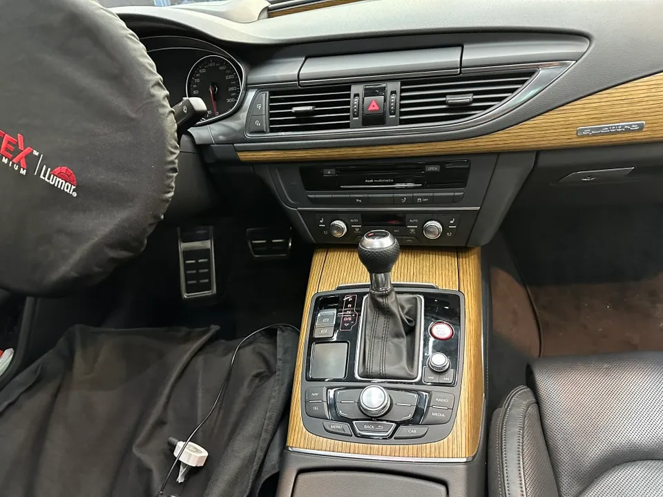 Audi A7のカーラッピング事例|内装カスタムで高級感を向上 施工写真 3-3