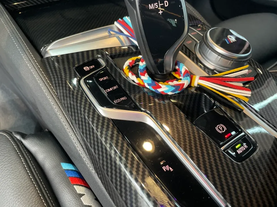 BMW 5 Series G30のカーラッピング事例|費用目安・仕上がり 施工写真 1-2