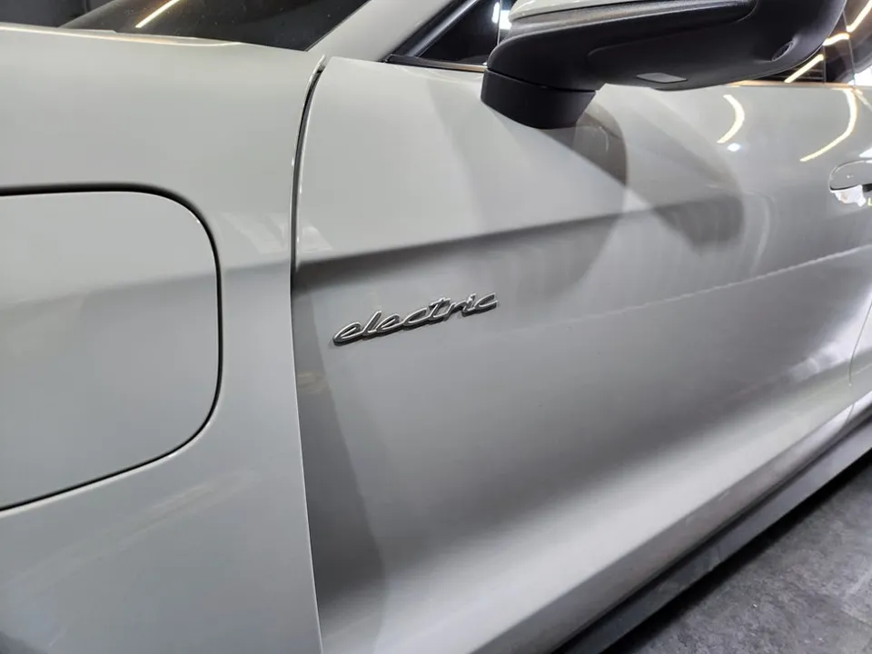 Porsche Taycanのカーラッピング事例 施工写真 4-1