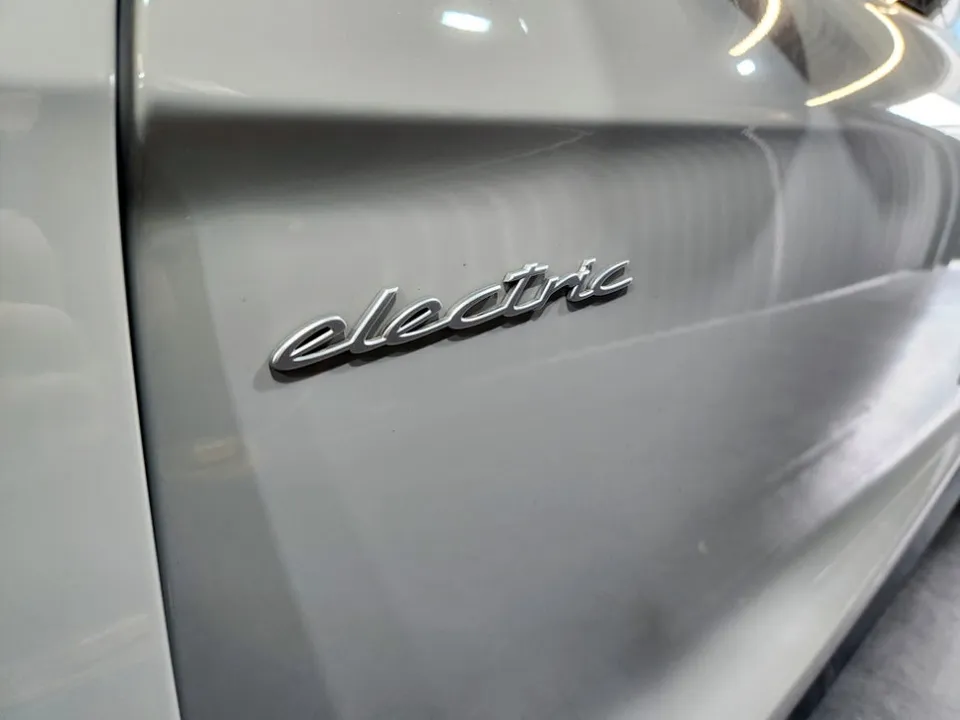 Porsche Taycanのカーラッピング事例 施工写真 1-2