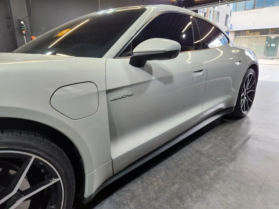 Porsche Taycanのカーラッピング事例 施工写真 2-2