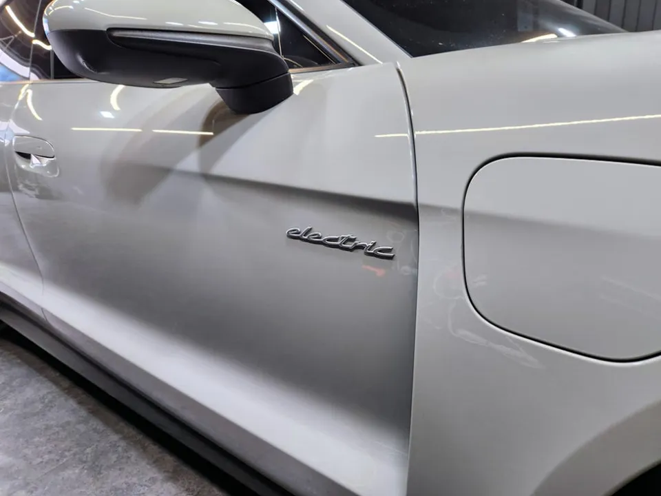Porsche Taycanのカーラッピング事例 施工写真 3-2