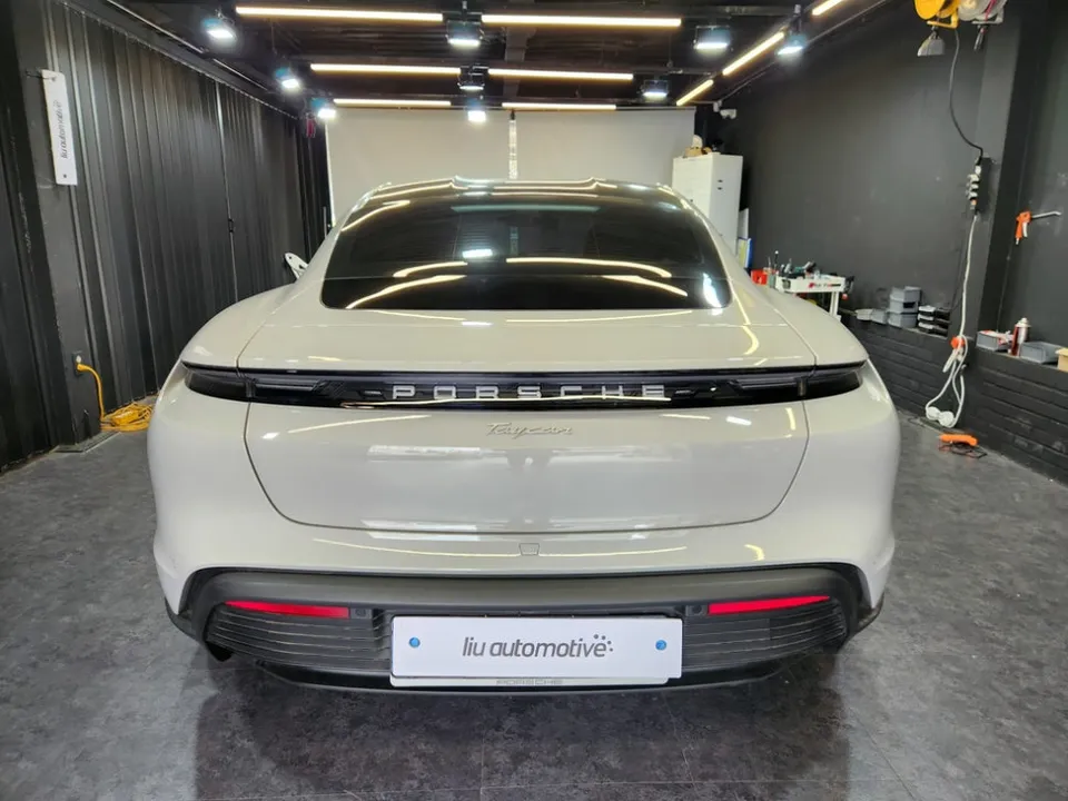 Porsche Taycanのカーラッピング事例 施工写真 4-2