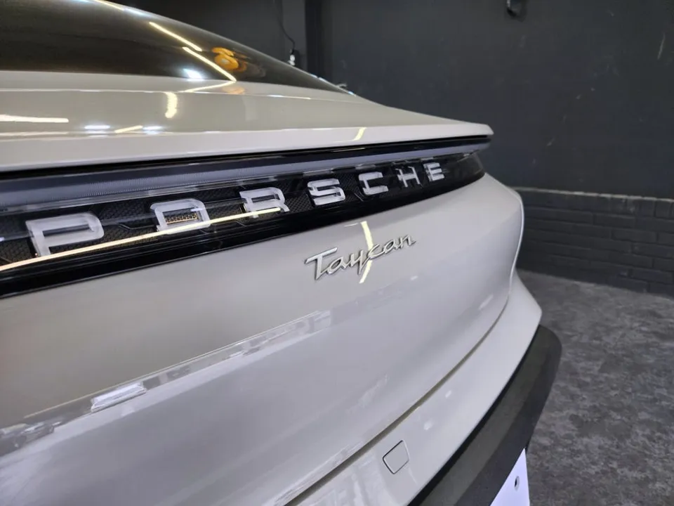Porsche Taycanのカーラッピング事例 施工写真 1-3