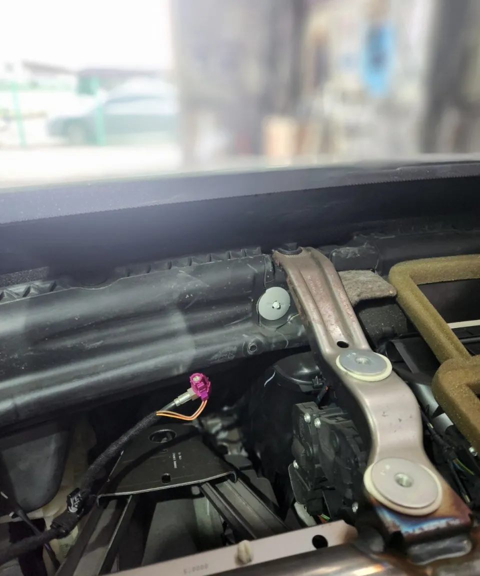 BMW 3 Series Undercoating Review — Eliminating Odors photo 4