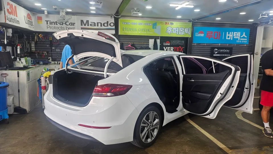 Hyundai Elantraのカーフィルム施工事例 施工写真 2