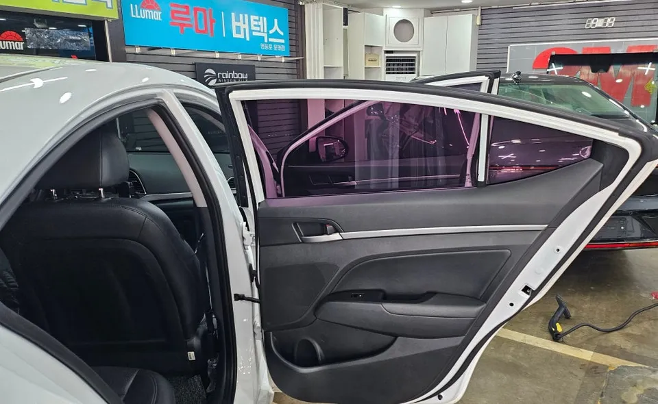 Hyundai Elantraのカーフィルム施工事例 施工写真 3