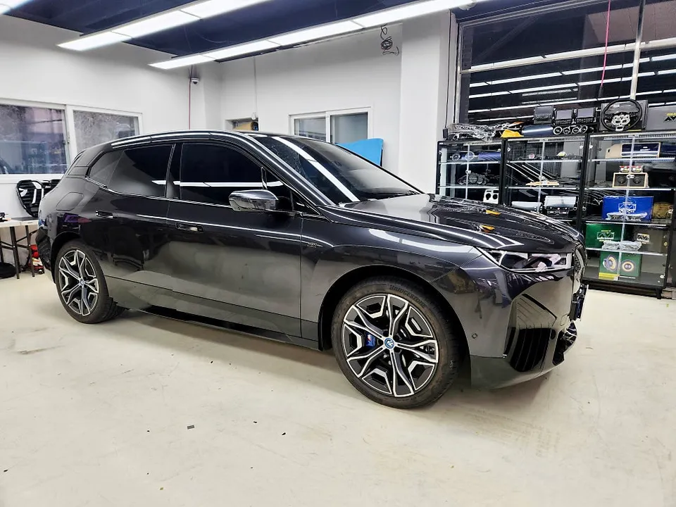 BMW iX ambient lighting - BMW iX Ambient Lighting Upgrade Review — Enhanced Interior Glow photo 3