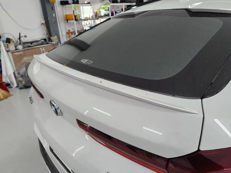 BMW X6 G06 vinyl wrap - BMW X6 G06 Vinyl Wrap Review: All-Black Accents photo 3