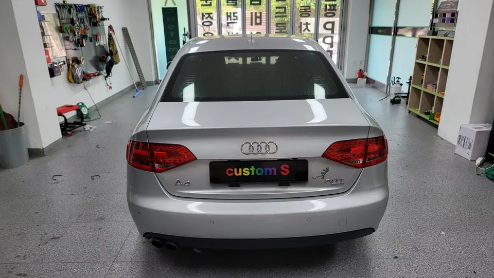 Audi A4のカーラッピング事例|費用目安と仕上がり 施工写真 2-1