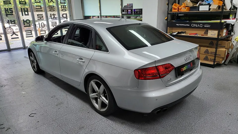 Audi A4のカーラッピング事例|費用目安と仕上がり 施工写真 3-1