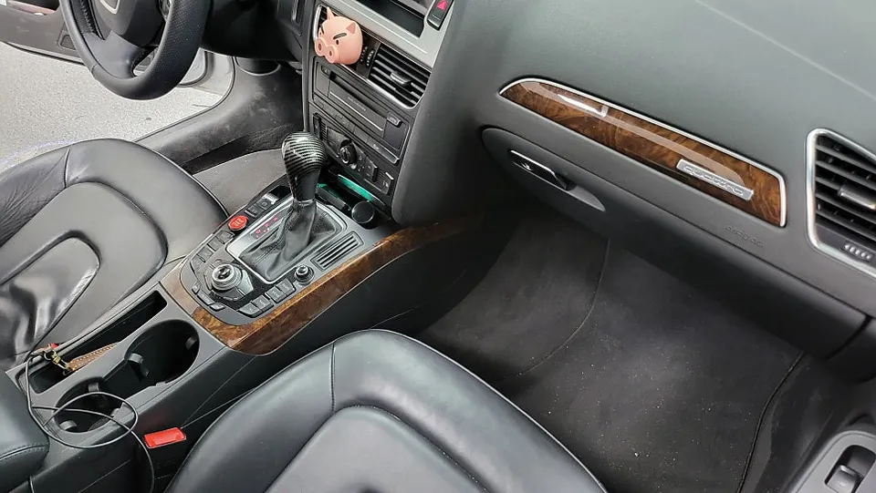 Audi A4のカーラッピング事例|費用目安と仕上がり 施工写真 1-3