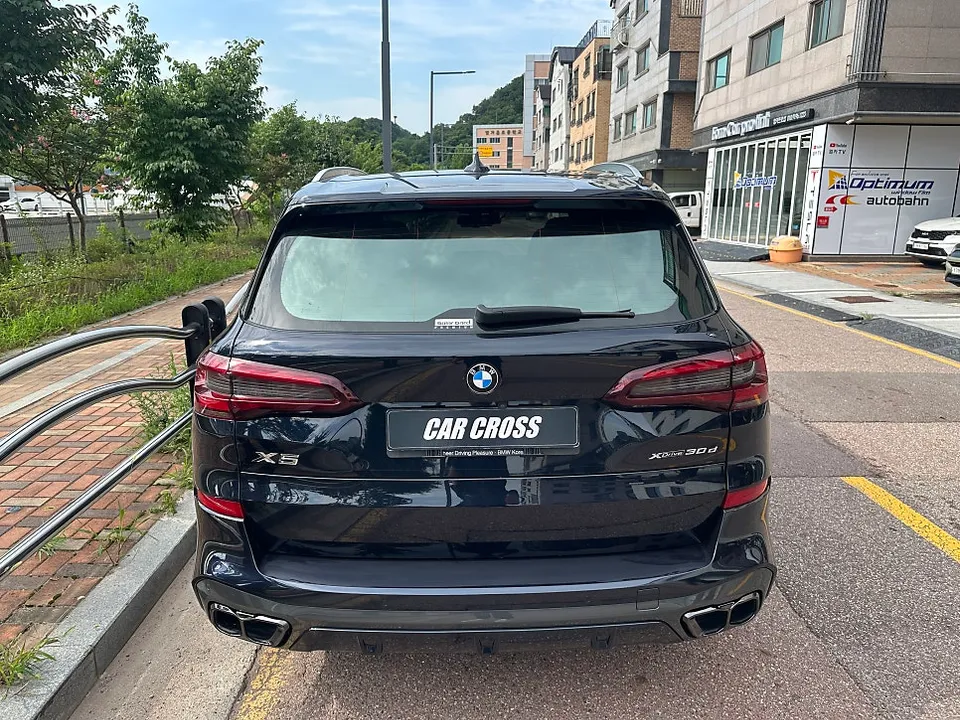 BMW X5のカーラッピング事例｜クローム部分のブラックアウト 施工写真 3-1