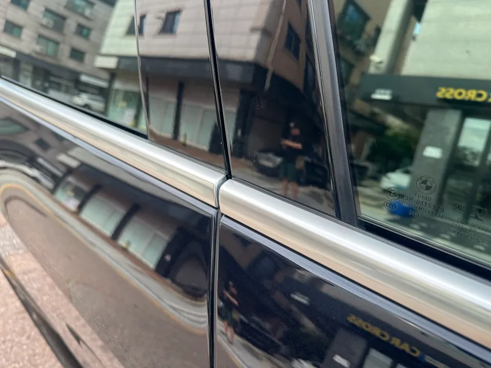 BMW X5のカーラッピング事例｜クローム部分のブラックアウト 施工写真 2-3