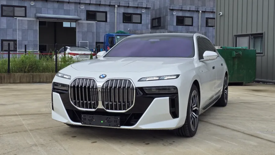 BMW 7 Seriesのカーフィルム施工事例|費用目安・仕上がり 写真