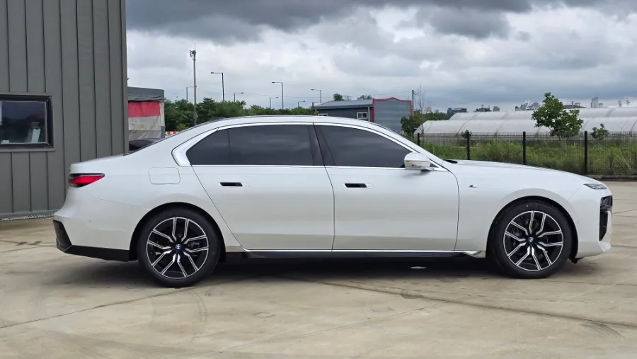 BMW 7 Seriesのカーフィルム施工事例|費用目安・仕上がり 施工写真 2-1