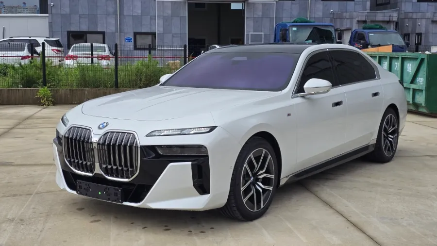BMW 7 Seriesのカーフィルム施工事例|費用目安・仕上がり 施工写真 3-1