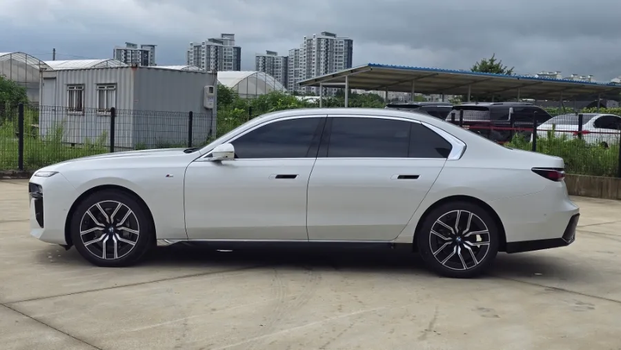 BMW 7 Seriesのカーフィルム施工事例|費用目安・仕上がり 施工写真 1-2