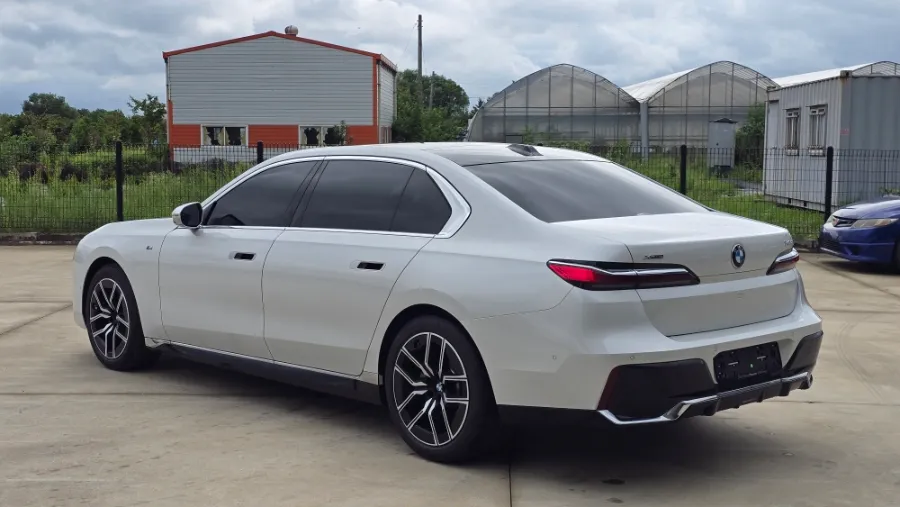 BMW 7 Seriesのカーフィルム施工事例|費用目安・仕上がり 施工写真 2-2