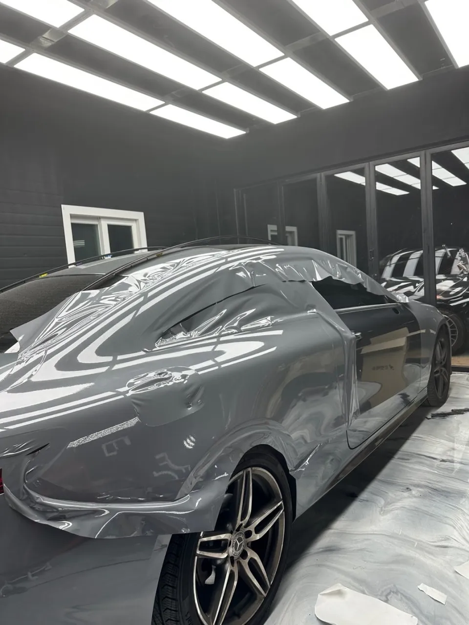 Mercedes-Benz Eクラスのカーラッピング事例:ナドーグレーへの変身 施工写真 3-1