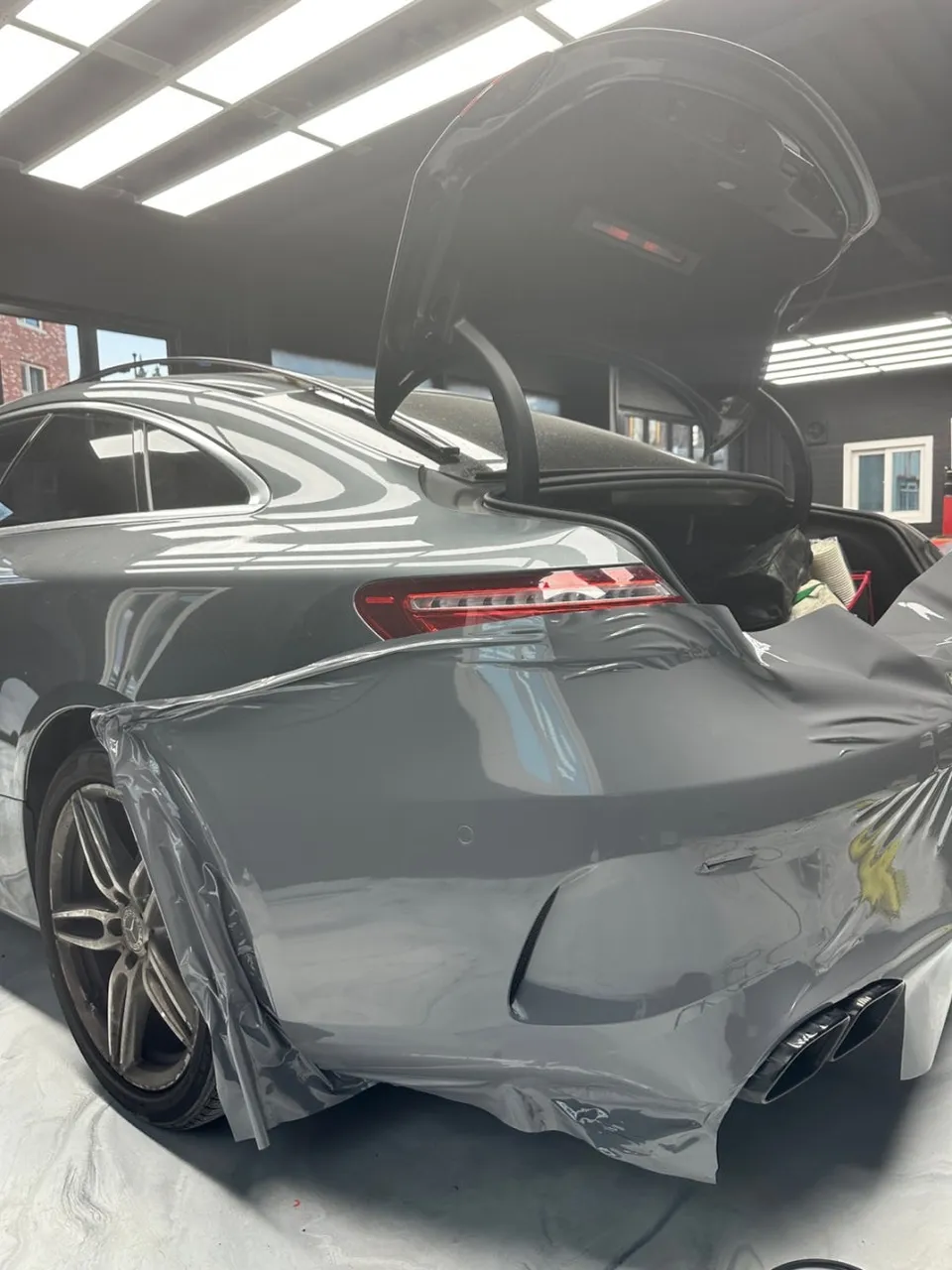 Mercedes-Benz Eクラスのカーラッピング事例:ナドーグレーへの変身 施工写真 1-2