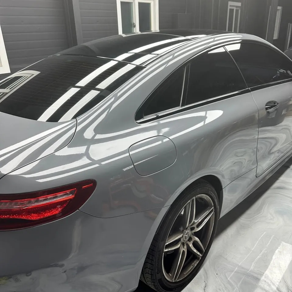 Mercedes-Benz Eクラスのカーラッピング事例:ナドーグレーへの変身 施工写真 1-3
