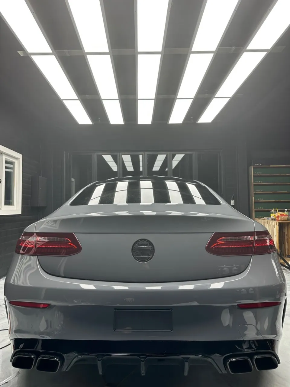 Mercedes-Benz Eクラスのカーラッピング事例:ナドーグレーへの変身 施工写真 2-3
