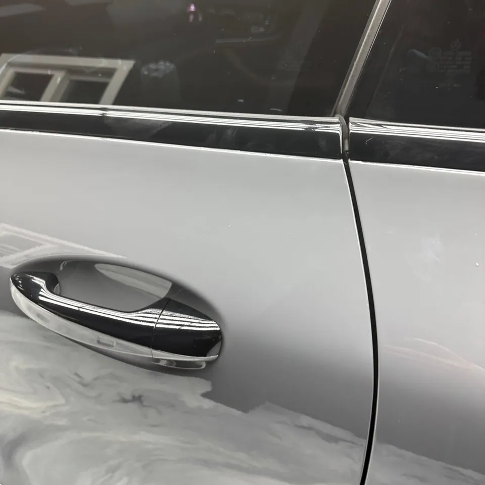 Mercedes-Benz Eクラスのカーラッピング事例:ナドーグレーへの変身 施工写真 3-3
