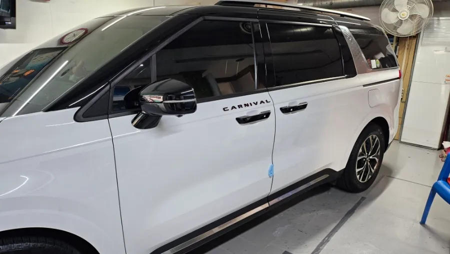 Kia Carnivalのカーラッピング事例|デュオトーンで個性を演出 施工写真 1-1
