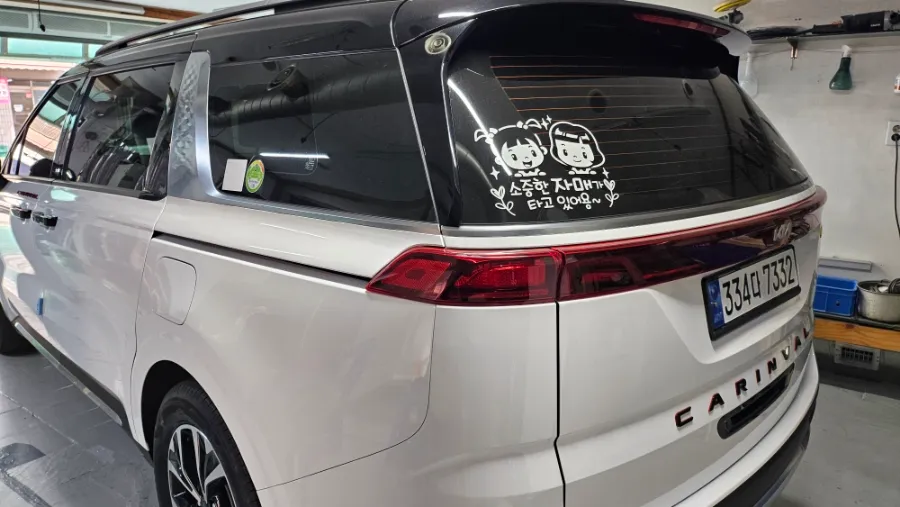 Kia Carnivalのカーラッピング事例|デュオトーンで個性を演出 施工写真 2-1