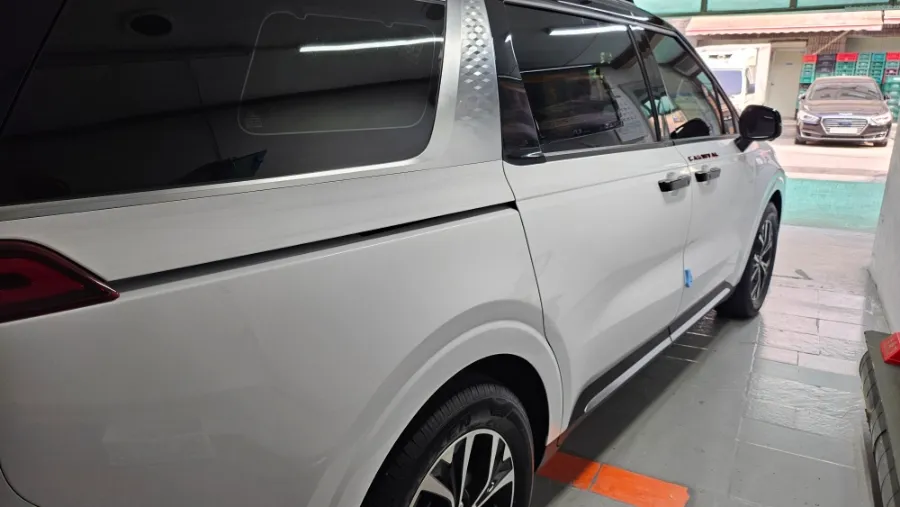 Kia Carnivalのカーラッピング事例|デュオトーンで個性を演出 施工写真 3-1